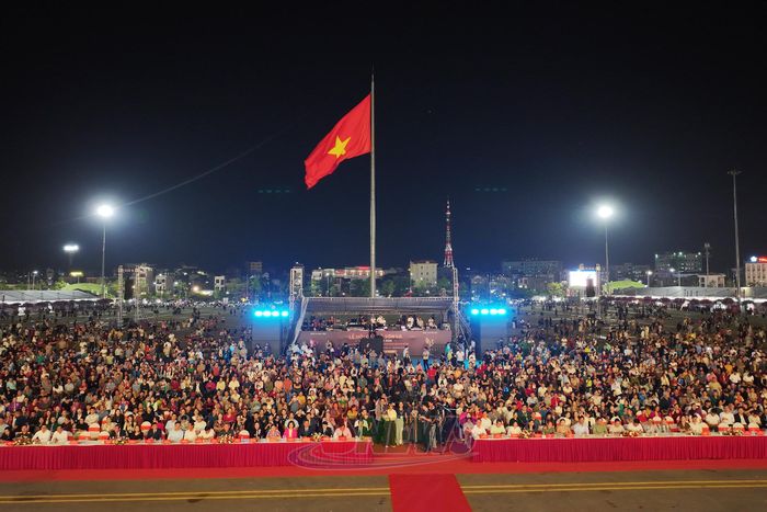 Đại biểu và nhân dân dự bế mạc Lễ hội Cà phê Sơn La lần thứ hai năm 2026 với chủ đề “Arabica Sơn La - Vươn tầm thế giới”.
