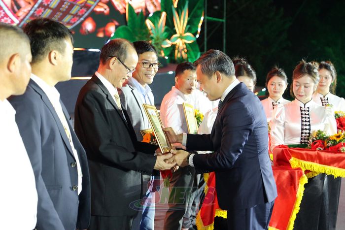 Đồng chí Nguyễn Đình Việt, Phó Bí thư Tỉnh ủy, Chủ tịch UBND tỉnh trao Bằng khen cho các tập thể.