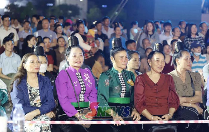 Đông đảo nhân dân theo dõi chương trình nghệ thuật.