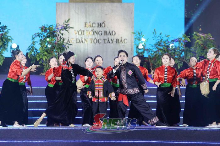 Tiết mục hát múa "Hương rừng gọi bạn"