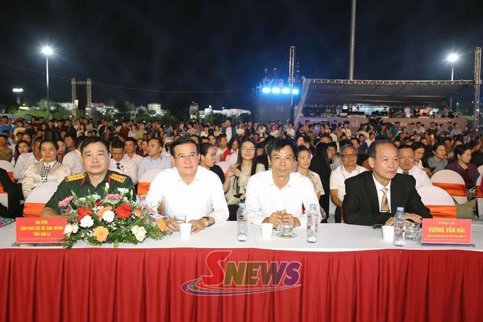 Các đại biểu dự bế mạc.