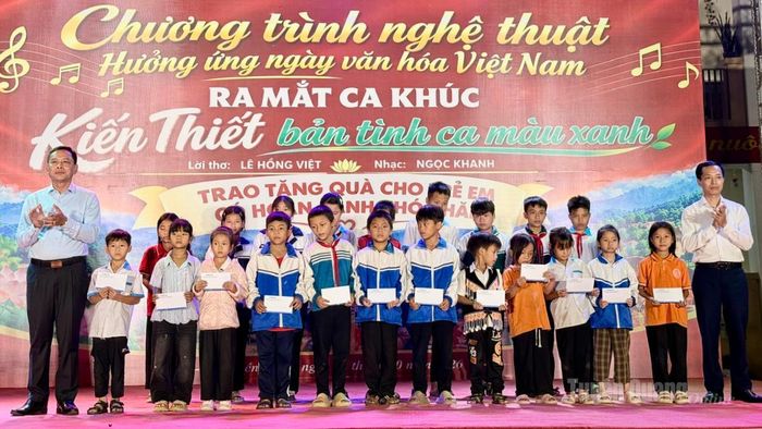 Các đại biểu tặng quà học sinh có hoàn cảnh đặc biệt khó khăn trên địa bàn xã.