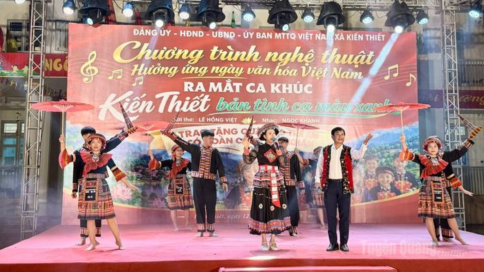 Trình bày ca khúc “Kiến Thiết – Bản tình ca màu xanh”.