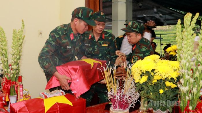 Cán bộ, chiến sĩ Đội Tìm kiếm, quy tập hài cốt liệt sĩ di chuyển hài cốt liệt sĩ Lỗ Trọng Sang về quê hương.