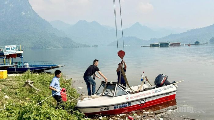 Ca nô cao tốc của xã Nà Hang được hạ thủy tại tại Bến Thủy, thôn 6, xã Nà Hang.