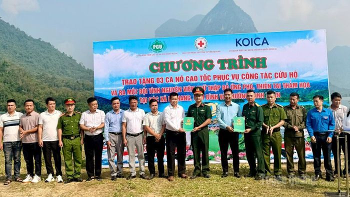 Ra mắt Đội tình nguyện viên Chữ thập đỏ ứng phó thiên tai, thảm họa xã Nà Hang.