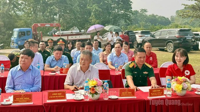 Đồng chí Mai Đức Thông, Ủy viên Ban Chấp hành Đảng bộ tỉnh, Giám đốc Báo và phát thanh, truyền hình Tuyên Quang, Chủ tịch Hội Nhà báo tỉnh dự chương trình.