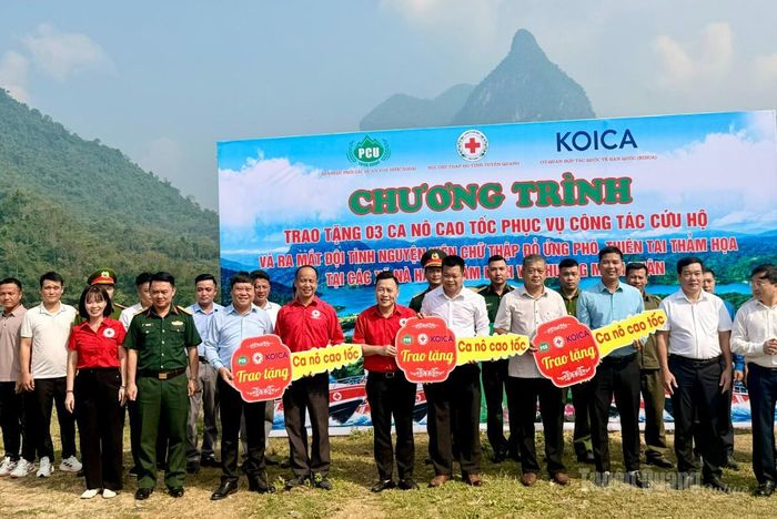 Các đại biểu trao tặng biểu tượng trưng 3 ca nô cao tốc cho các xã Nà Hang, Lâm Bình và phường Minh Xuân.