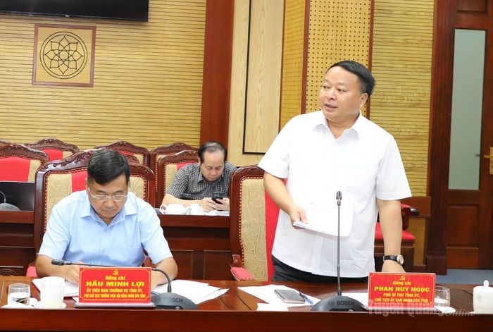 Phó Bí thư Tỉnh ủy, Chủ tịch UBND tỉnh Phan Huy Ngọc phát biểu tại hội nghị.