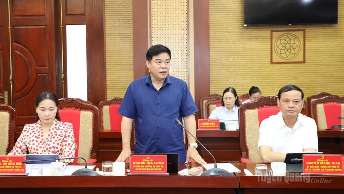 Phó Chủ tịch UBND tỉnh Hoàng Gia Long thảo luận tại hội nghị.