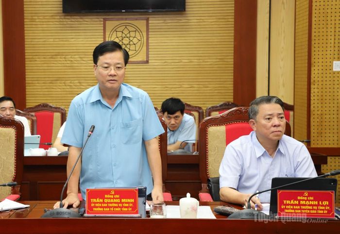 Trưởng Ban Tổ chức Tỉnh ủy Trần Quang Minh thảo luận tại hội nghị.