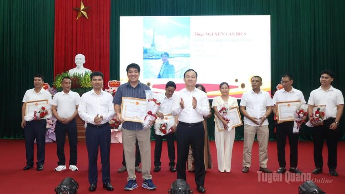 Lãnh đạo xã Bắc Quang trao giấy khen cho các doanh nhân, hộ kinh doanh tiêu biểu.