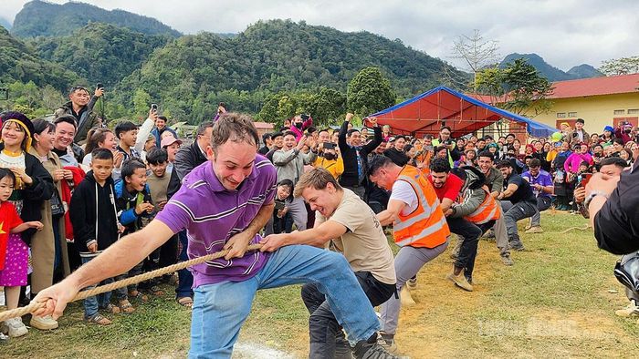 Du khách nước ngoài cùng hòa mình vào các hoạt động của lễ hội truyền thống của xã Lùng Tám.