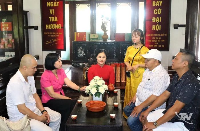 Bên bàn trà, câu chuyện làm mọi người xích lại gần nhau.