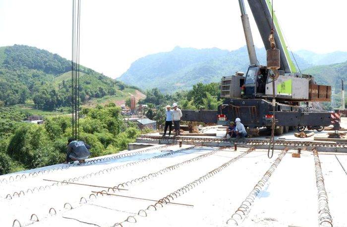 Thi công cao tốc Chợ Mới - Bắc Kạn, góp phần từng bước hoàn thiện hạ tầng giao thông, tạo động lực thúc đẩy phát triển kinh tế – xã hội địa phương. Ảnh: Hà Lượng