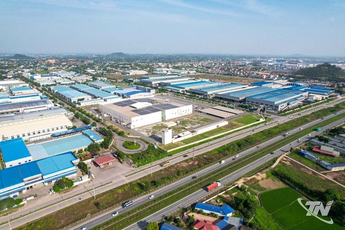 Khu công nghiệp Điềm Thụy là một trong những khu công nghiệp trọng điểm của tỉnh Thái Nguyên, nổi bật với không gian xanh sạch, an ninh tốt và thu hút nhiều doanh nghiệp lớn. Ảnh Lăng Khoa