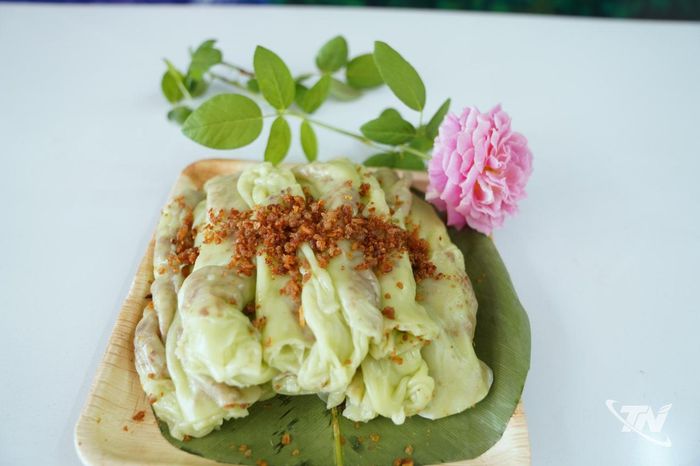 Bánh cuốn vị matcha mang sắc xanh cốm, phảng phất hương trà.