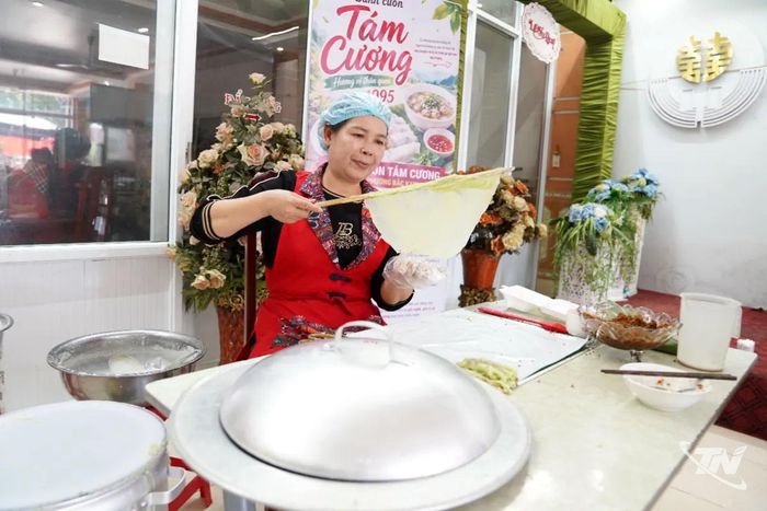 Bà La Thị Tám khéo léo tráng những lớp bánh cuốn vị matcha trà xanh.