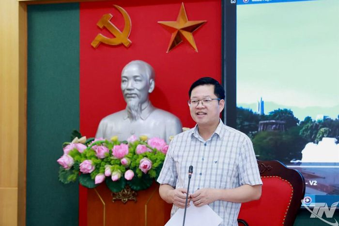 Đồng chí Đinh Quang Tuyên phát biểu kết luận cuộc họp.