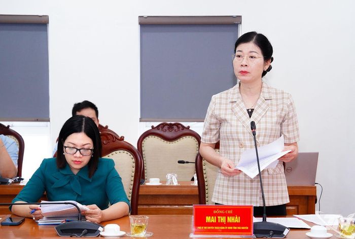 Đồng chí Mai Thị Nhài, Phó Bí thư Chuyên trách Đảng ủy UBND tỉnh báo cáo kết quả công tác bảo vệ nền tảng tư tưởng của Đảng, đấu tranh phản bác các quan điểm sai trái, thù địch quý III, nhiệm vụ trọng tâm quý IV/2026 của Ban chỉ đạo 35 Đảng ủy UBND tỉnh.