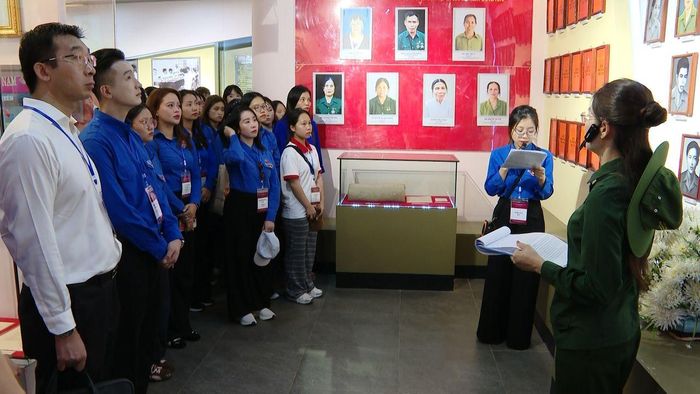 Đoàn đại biểu thanh niên Trung Quốc tham quan khu trưng bày, tái hiện các hiện vật lịch sử tại Khu di tích 915.