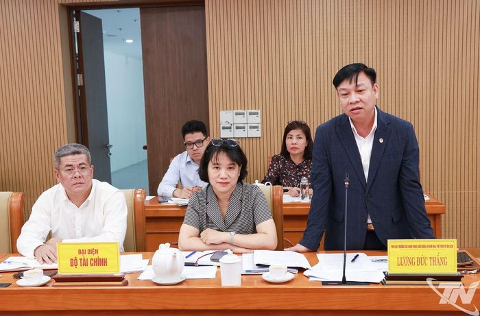Đại biểu đóng góp ý kiến.
