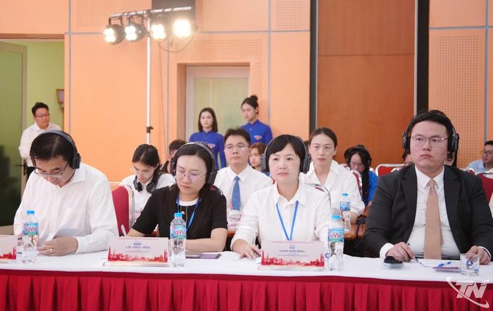 Các đại biểu hai nước Việt Nam - Trung Quốc tham dự chương trình.