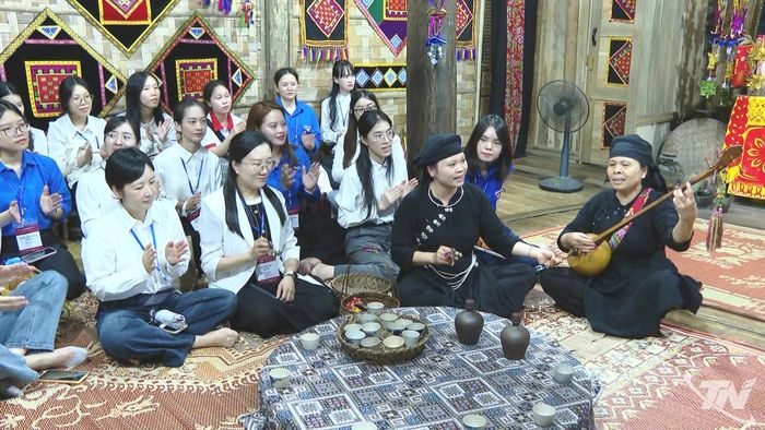 Đoàn đại biểu thanh niên Trung Quốc tham quan, tìm hiểu tại Khu bảo tồn làng nhà sàn dân tộc sinh thái Thái Hải.