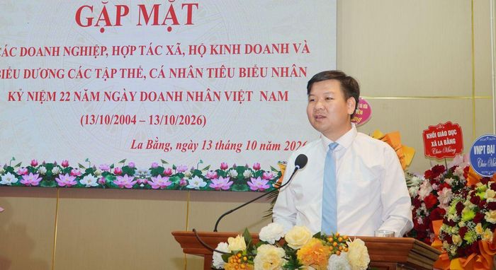 Lãnh đạo xã La Bằng phát biểu tại buổi gặp mặt.