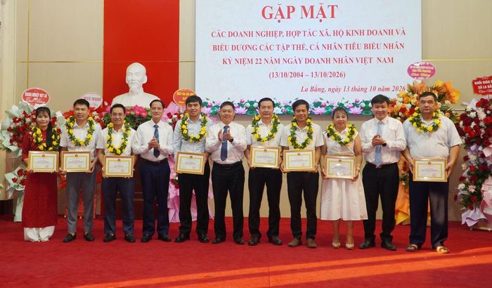 UBND xã La Bằng biểu dương 9 tập thể và 17 cá nhân có nhiều đóng góp cho sự phát triển của cộng đồng doanh nghiệp trên địa bàn.