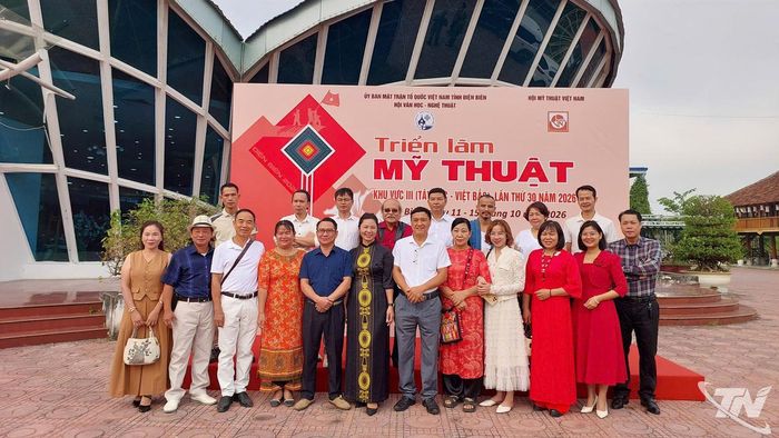 Các họa sĩ Thái Nguyên tham gia Triển lãm.
