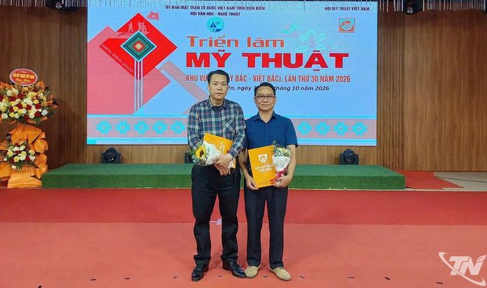 Họa sĩ Trương Mạnh Sáng (bên trái) và họa sĩ Trần Ngọc Kiên đoạt giải C và giải Khuyến khích tại Triển lãm.