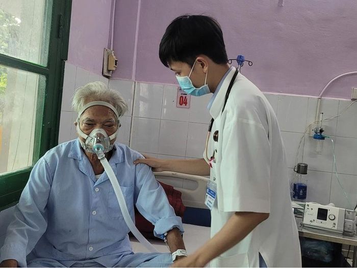 Bệnh nhân hen phế quản được chăm sóc điều trị tại bệnh viện.