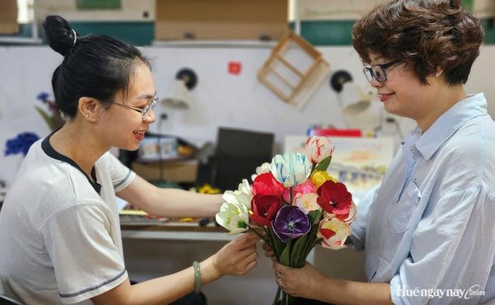  Sản phẩm hoa giấy Maypaperflower được doanh nghiệp xúc tiến, xuất khẩu đến 10 quốc gia. 