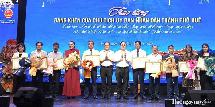 Lãnh đạo thành phố trao bằng khen của Chủ tịch UBND thành phố cho các doanh nhân có nhiều đóng góp trong phát triển kinh tế - xã hội năm 2026.