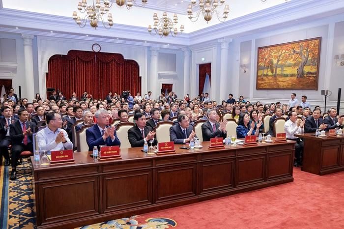 Toàn cảnh các đồng chí lãnh đạo Đảng, Nhà nước và đại diện doanh nghiệp tiêu biểu tham dự buổi gặp mặt nhân Ngày Doanh nhân Việt Nam năm 2026.