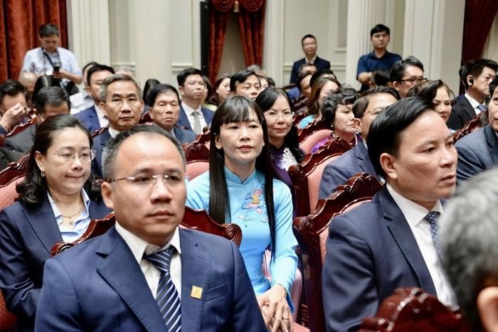 Bà Trịnh Thị Hồng Vân, Chủ tịch HĐTV Công ty Yến sào Khánh Hòa, vinh dự là đại diện doanh nghiệp nhà nước duy nhất của tỉnh Khánh Hòa tham dự buổi gặp mặt nhân Ngày Doanh nhân Việt Nam 2026.