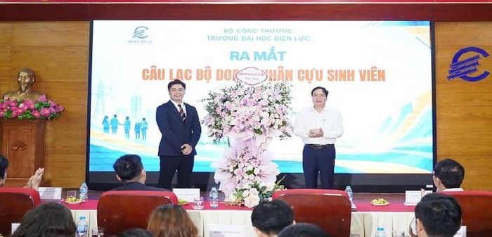 Câu lạc bộ Doanh nhân Cựu sinh viên EPU tặng hoa chúc mừng Trường Đại học Điện lực.
