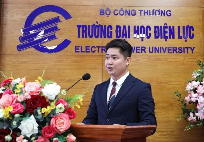 Ông Lê Tuấn Hùng - Chủ nhiệm Câu lạc bộ Doanh nhân Cựu sinh viên Trường Đại học Điện lực phát biểu trong chương trình.