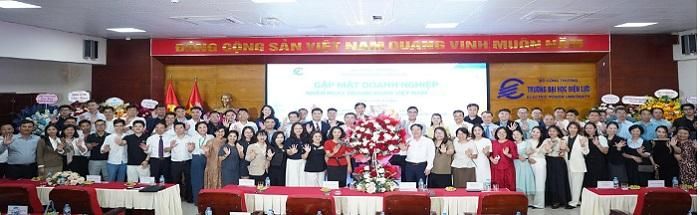 Các đại biểu chụp ảnh tại chương trình.