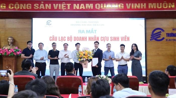 NGƯT.PGS.TS Vũ Đình Ngọ - Phó Hiệu trưởng Trường Đại học Điện lực trao Quyết định thành lập và tặng hoa chúc mừng Ban Chủ nhiệm Câu lạc bộ.