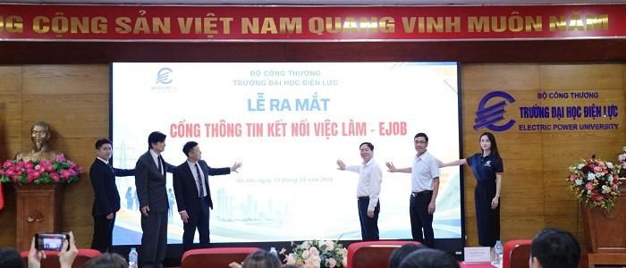 Nghi thức ra mắt Cổng thông tin kết nối việc làm là cầu nối giữa doanh nghiệp và sinh viên.