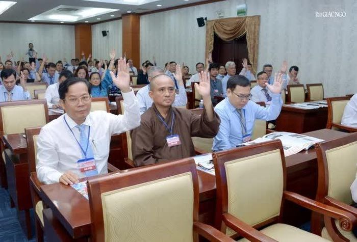 Đại biểu biểu quyết tại đại hội