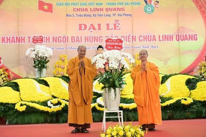 Ban Trị sự GHPGVN TP.Hải Phòng tặng hoa chúc mừng