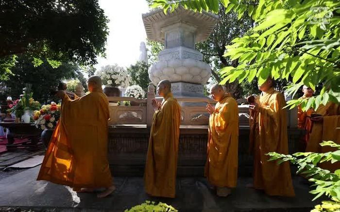 Môn hạ đệ tử hữu nhiễu bảo tháp Trưởng lão Hòa thượng Thích Tắc An trong khuôn viên chùa Thiền Tôn 2