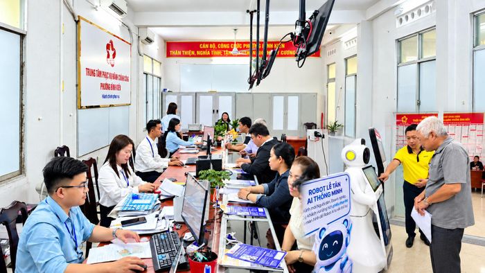 Tại phường Bình Kiến, robot lễ tân AI hỗ trợ người dân giải đáp, tra cứu và thực hiện thủ tục hành chính. Mã QR tích hợp trên thiết bị còn giúp người dân tìm hiểu thông tin, gửi phản ánh ngay tại nhà (Ảnh: Ngọc Hùng).