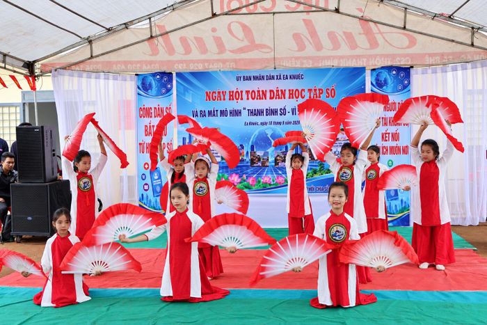 BND xã Ea Knuếc đã triển khai mô hình "Thanh Bình số - Vì Nhân dân phục vụ" hoạt động theo phương châm người dân cần thì có người hướng dẫn, người dân hỏi thì có người trả lời, người dân phản ánh thì có người tiếp nhận, theo dõi và xử lý (Ảnh: Ngọc Hùng).