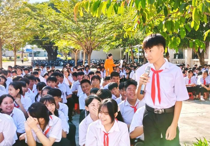 Học sinh Trường THCS Hồng Sơn tham gia giao lưu, trả lời câu hỏi về an toàn giao thông (Ảnh: CALĐ).