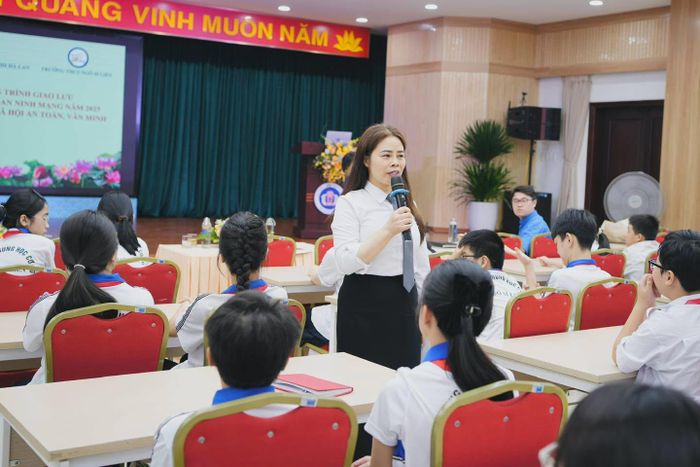 Luật sư Lưu Thị Ngọc Lan trao đổi với học sinh Trường THCS Ngô Sĩ Liên về kỹ năng sử dụng Internet và mạng xã hội an toàn.