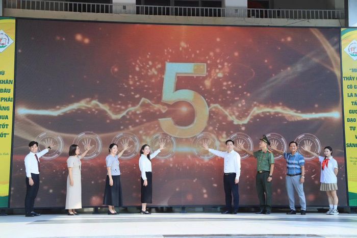 Đại diện chính quyền địa phương, nhà trường và học sinh Trường THCS Nghĩa Tân tại lễ ra mắt mô hình “Trường học văn minh - Cộng đồng gắn kết”.